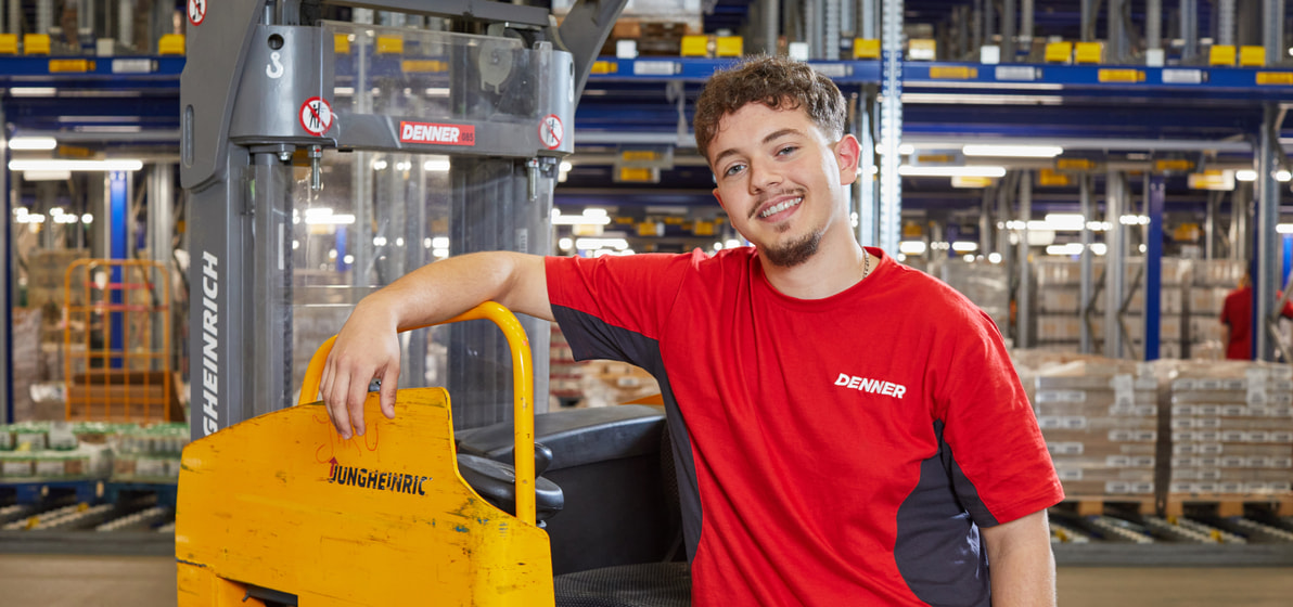 Lernender in der Logistik mit dem Stapler Lernender in der Logistik mit dem Stapler